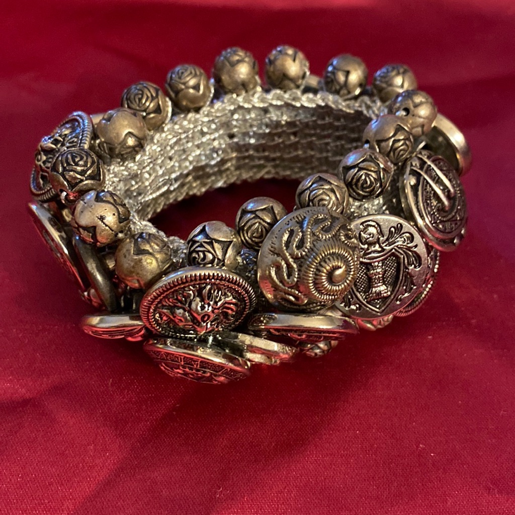 Vtg Silver Tone Genre Button And Roses Beads Stretch Bracelet